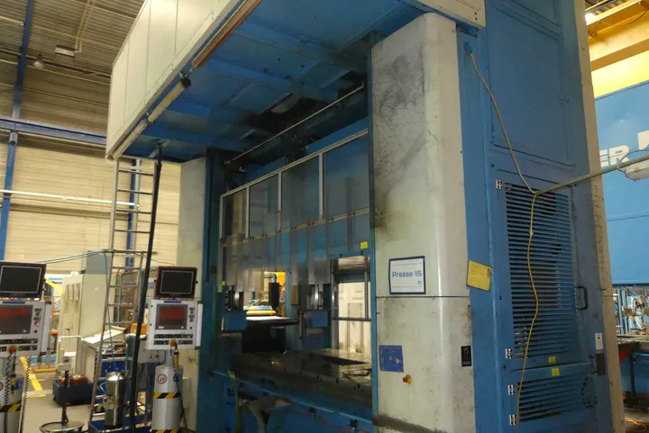 Presslinie mit SCHULER, Typ:Exzenterpresse MC4000 sowie Walzenvorschub/Materialdurchförderer und Richteinrichtung Presskraft 4.000kN